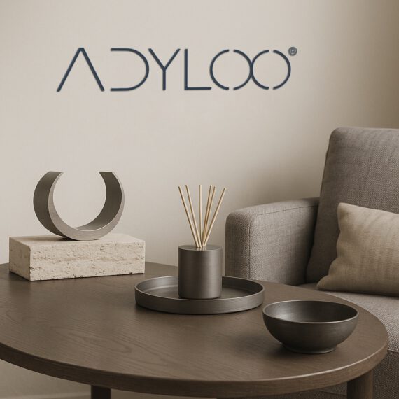 Logo an der Wand in gemütlichem Wohnzimmer