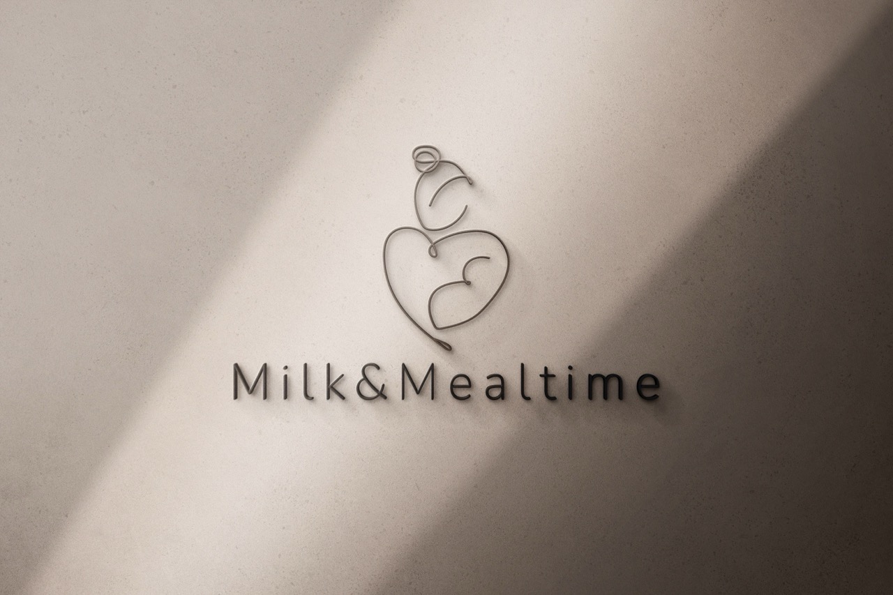 Schriftzug und Logo aus Metall an einer Wand mit Lichteinfall