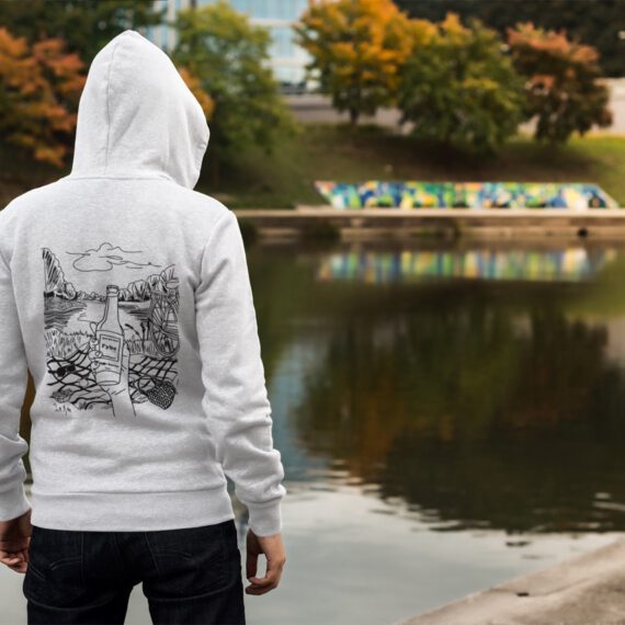 Person an einem See mit Hoody.