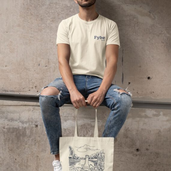 Mann sitzend mit Tasche