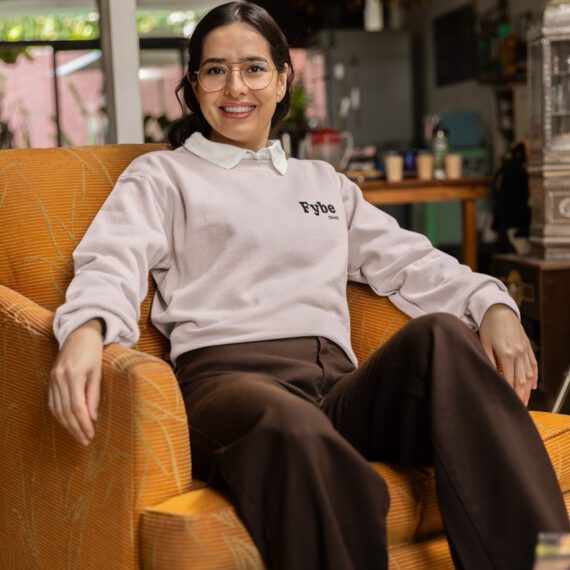 Lachende Frau in einem gelben Sessel