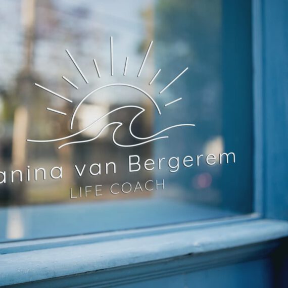 Schaufenster mit Logo